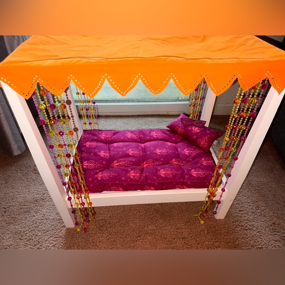 American Girl Doll Julie’s Classic Retired 70's Groovy Canopy Bed, Bedding & PJs - Picture 6 of 10